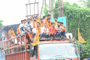 बरेली: बेखबर प्रशासन…जान जोखिम में डालकर वाहन की छत पर बैठ रहे कांवड़िए