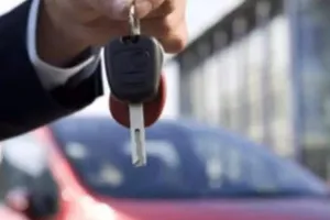 बरेली: कार का लोन चुकाया नहीं, मांगने पर डंडे लेकर दौड़ाया