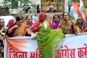 महिला कांग्रेस की कार्यकर्ताओं ने किया स्मृति ईरानी का पुतला दहन