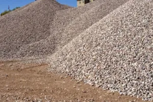 बरेली: बोर्ड लगाकर बनाया निजी बसों का स्टैंड, दबंग बेच रहे रेता-बजरी