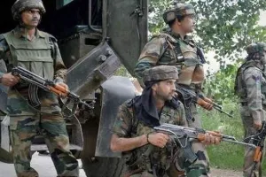 j&k: बारामूला में सुरक्षाबलों और आतंकियों के बीच मुठभेड़ जारी, एक आतंकी ढेर, दो जवान घायल