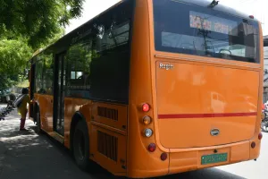 बरेली: ई बसों में परिचालकों का झोल, नहीं दे रहे टिकट