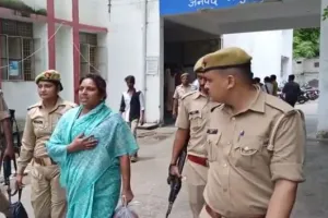 मथुरा: SSP कार्यालय के सामने महिला ने किया आत्महत्या का प्रयास, मचा हड़कंप