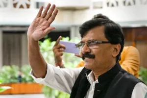 ED Raid : संजय राउत का अधिकारियों की मौजूदगी के बीच पहला वीडियो आया सामने, लगाए समर्थकों ने नारे