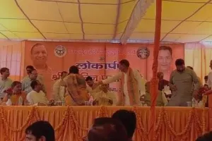 मथुरा: आखिर क्यों पार्टी के विधायकों ने छोड़ा मंच, जानें इसके पीछे की वजह