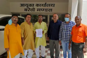 बरेली: विज्ञापन एजेंसी का ठेका रद्द करने को मंडलायुक्त से मिले पार्षद