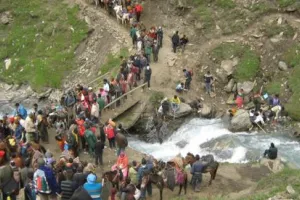 अमरनाथ यात्रा बहाल : कड़ी सुरक्षा के बीच 4026 तीर्थयात्रियों का 12वां जत्था जम्मू से रवाना