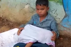 रुला देगी ये खबर :दो साल के भाई का शव गोद में लेकर बैठा रहा 8 साल का मासूम, एंबुलेंस के लिए दर-दर भटकता रहा गरीब पिता