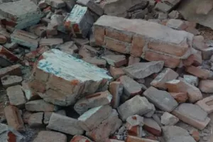 बड़ा हादसा टला, स्कूल की दीवार गिरी, बाल-बाल बचे बच्चे, पांच वाहन क्षतिग्रस्त