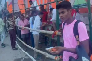 मथुरा: गोवर्धन चौराहा पर ईट भट्टा एसोसिएशन के लगाया भंडारा, सुबह से शाम तक हजारों की संख्या में परिक्रमार्थियों ने लिया प्रसाद