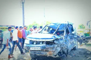 बरेली: पीलीभीत बायपास पर भीषण सड़क हादसा, तेज रफ्तार सफारी गाड़ी ट्रक से टकराई, दो दोस्त घायल