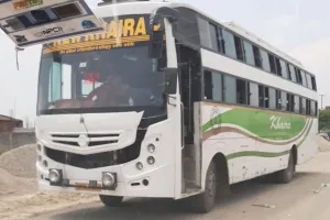 बरेली: सवारियों की जान से खिलवाड़ कर रहीं टूरिस्ट बसें