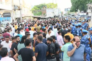 बरेली: बिरयानी की दुकान का चबूतरा तोड़ने पर जमकर बवाल, RAF तैनात