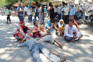 बरेली: लगातार धमका रहे भूमाफिया, कार्रवाई न होने पर जमीन पर लेटकर प्रदर्शन