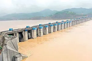 Flood in India: देश के कई हिस्सों में बाढ़ का कहर जारी, गोदावरी नदी के आसपास के कई गांव खतरे में