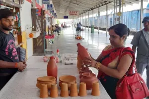 शाहजहांपुर: प्लेटफॉर्म पर लगाया गया मिट्टी के बर्तनों का स्टाल, आकर्षण का केंद्र बनी ये चीजें