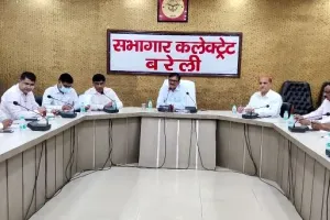 बरेली: डीएम शिवाकांत द्विवेदी ने की बैठक, खराब सड़कों को लेकर अधिकारियों को लगाई फटकार