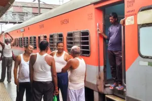 बरेली: ओएचई पोल से टकराई ब्लास्ट मशीन, ठप हुआ रेल संचालन