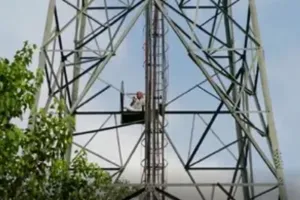 मोबाइल टावर पर चढ़े बाबा नारायण दास, प्रशासन में मचा हड़कंप, अवैध खनन रोकने की मांग