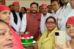 बरेली: अखिलेश यादव के जन्मदिन पर समाजवादियों ने काटा केक