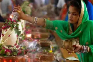 25 जुलाई को है सावन का दूसरा सोमवार, शिवलिंग पर चढ़ाएं 7 सफेद चीजें, मिलेगा लाभ