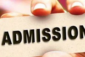 मुरादाबाद : पेन बेच रही बच्ची का डीआईजी ने कराया स्कूल में दाखिला