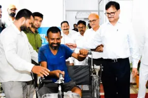 बरेली: फरियाद लेकर आया दिव्यांग, डीएम ने दिलाई ट्राई साइकिल