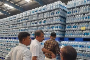 हरदोई : पैकिंग डेट में गड़बड़ी पर 30 लाख रुपये कीमत का मिनरल वाटर सीज