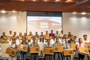 जन्मदिन के मौके पर अखिलेश को योगी और मायावती ने दी बधाई, सपा प्रमुख ने मेधावियों को लैपटॉप बांट यूपी सरकार से की ये मांग