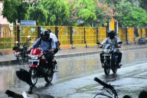 मुरादाबाद : झमाझम बारिश ने लोगों को दिलाई उमस भरी गर्मी से राहत, तापमान में आई गिरावट