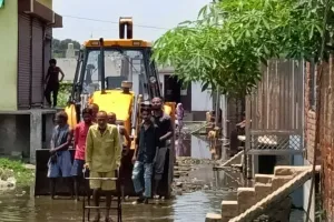 लखीमपुर-खीरी: जलभराव की समस्या को लेकर गंगोत्रीनगर के लोगों ने जेसीबी चालक को बनाया बंधक