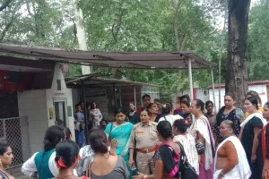 रायबरेली : गद्दी के विवाद में तीन दर्जन किन्नरों का कोतवाली में हंगामा