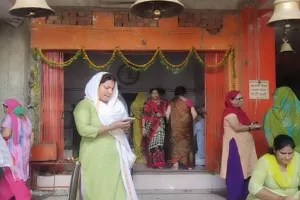 लखनऊ : सावन के पहले सोमवार पर शिव मंदिरों में लगा भक्तों का तांता, भोलेनाथ का जल से किया अभिषेक