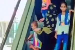 लखनऊ : लुलु मॉल में हुआ हादसा, एस्केलेटर में फंसा मासूम का हाथ