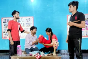 शाहजहांपुर: पूर्वाभ्यास में ए काइंड ऑफ प्रेगनेंसी नाटक को दिया अंतिम रूप, कल गांधी भवन में होगा नाटक का मंचन