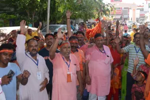 बरेली: शोभायात्रा निकालकर मढ़ीनाथ मंदिर में किया जलाभिषेक