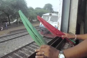 कार से ड्यूटी करने पहुंचा रेलवे का गेटमैन, साहब ने थमा दी चार्जशीट