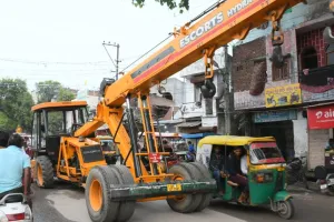 बरेली: क्रेन में हुआ पंचर, कालीबाड़ी पर लगा जाम, राहगीर हुए परेशान