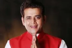 गोरखपुर : गुरु पूर्णिमा पर सांसद रवि किशन ने की गंगा आरती