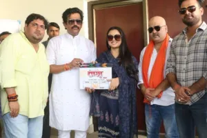 गोरखपुर : सांसद रवि किशन ने भोजपुरी फ़िल्म “दाग एगो लांछन” के मुहूर्त शॉट का दिया क्लैप