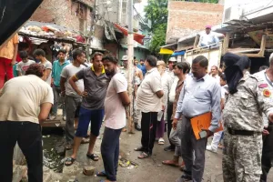 बरेली: नगर निगम की टीम ने नाली से हटवाया अतिक्रमण, लोगों ने किया हंगामा