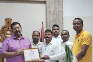 बहराइच : डीएम-एसपी हुए सम्मानित, कर्मचारियों के लिए कही यह बड़ी बात