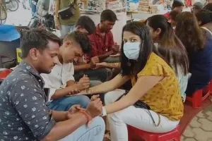 बरेली: सजना है मुझे सजना के लिए, हरियाली तीज की तैयारी को लेकर महिलाओं में उत्साह