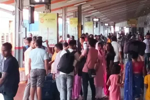 बरेली: सुबह तक रहा मालगाड़ी बेपटरी होने का असर, कई ट्रेनें की गईं डायवर्ट, यात्री हुए परेशान