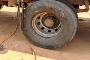 कालाढूंगी: मेथीशाह पुल पर चलते कैंटर के निकले दो टायर, बड़ा हादसा टला