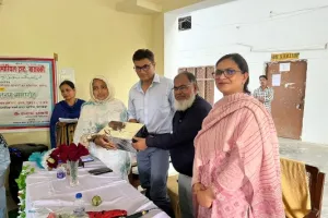 बाराबंकी : सम्मान पाकर खिले मेधावियों के चेहरे, फरजाना बेगम मेमोरियल ट्रस्ट ने मेधावियों को दिया पुरस्कार