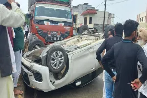 रामपुर: कैंटर की साइड लगने से कार अनियंत्रित होकर पलटी, चालक फरार