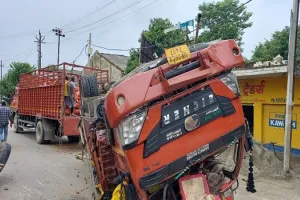 रामपुर: आलू से भरा कैंटर अनियंत्रित होकर पलटा, बाल-बाल बचे चालक व परिचालक