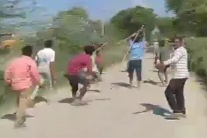 संभल: चिन्हित जमीन पर कब्जे की कार्रवाई के दौरान पथराव पुलिसकर्मी घायल