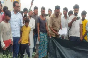 संभल: धान के खेत में मिला अर्धनग्न शव, सनसनी